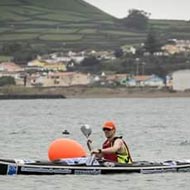 Guy Collender beim Paddeln, nahe dem Strand war das Wasser noch ruhig