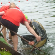 Hilfreiche Hände beim Schwimmausstieg