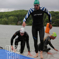 Ferenc Csima beim Schwimmausstieg knapp vor Peters und Teichert