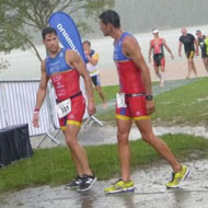 Nicht nur Enrique Peces und Jonathan Monteagudo stehen im Regen